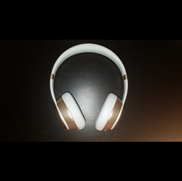 Beats Solo3 Wireless Headphones - Picture 2 of 4
